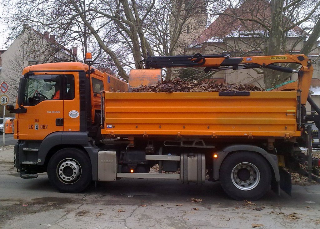 MAN TGS 18.320 Selbstlader/Kipper der Berliner Stadtreinigung (BSR LK 062) hat Laub aufgeladen, 11.02.13 Berlin-Pankow.