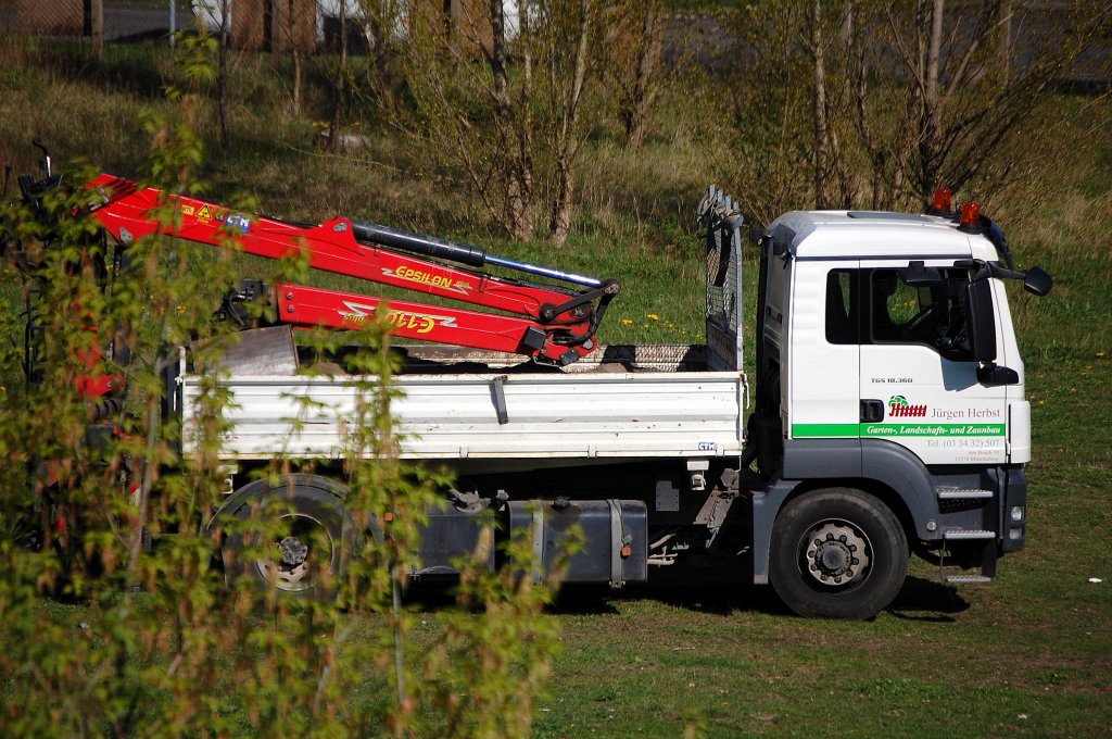 MAN TGS 18.360 Baukipper mit Hydraulikgreifarm einer Garten- und Landschaftsbaufirma, 24.05.12 Berlin-Pankow.