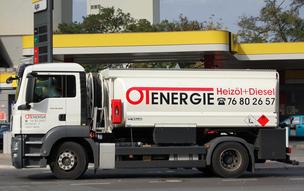 MAN TGS 18.400 Tankfahrzeug der Fa. OTENERGIE, 05.10.11 vorm Berliner Westhafen (Zufahrt).