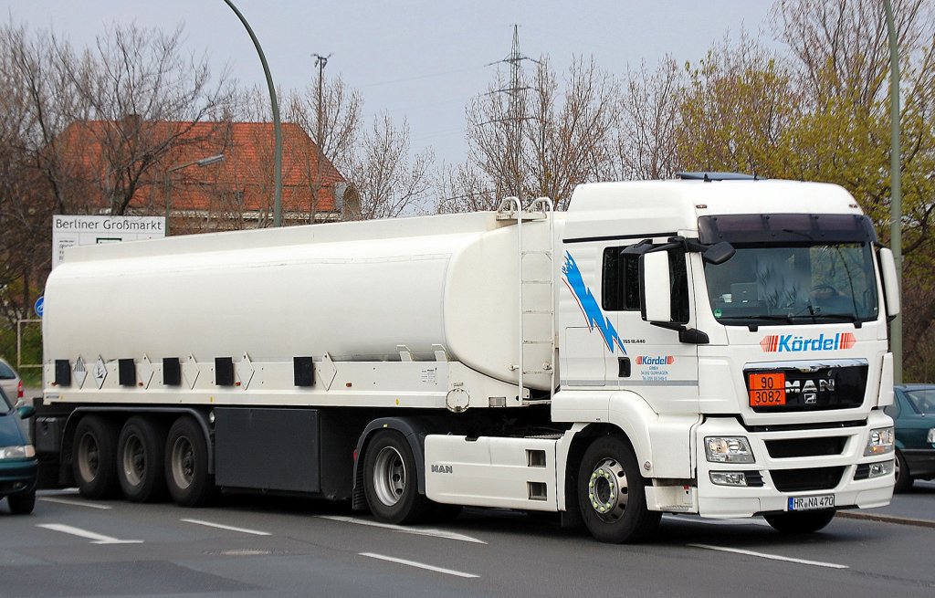 MAN TGS 18.440 Zugmaschine mit Kesselauflieger der Fa. K�rdel GmbH lt Gefahrstofftafel 90/3082 f�r umweltgef�hrdende fl�ssige Stoffe zum Transport im Einsatz f�hrt zum Berliner Westhafen, 18.04.12