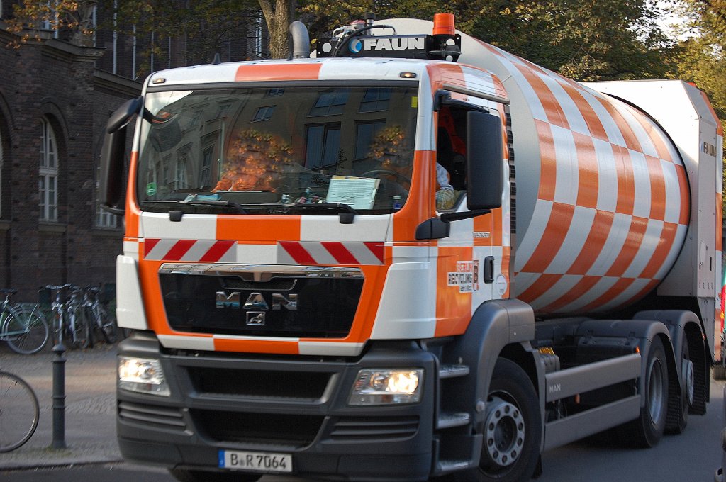 MAN TGS 25.330 M�llentsorgungsfahrzeug mit Rundtrommel von FAUN der Fa. Berlin Recycling, 21.10.11 Berlin-Pankow.