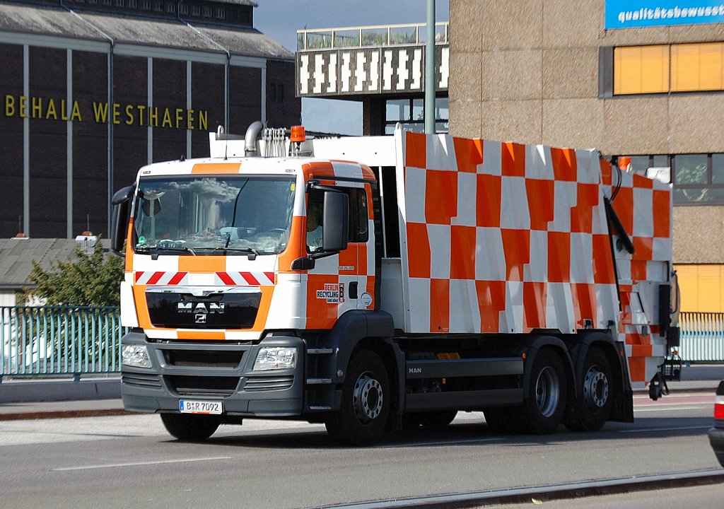MAN TGS 26.320 M�llentsogungsfahrzeug der Berlin Recycling GmbH am 15.09.10 Berlin-Putlitzbr�cke.