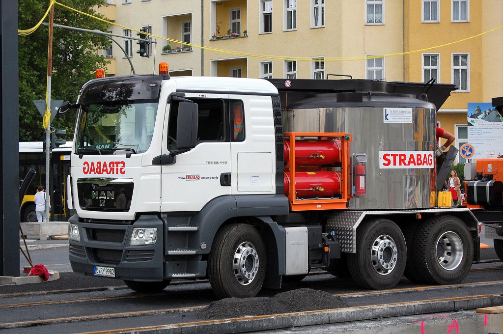 MAN TGS 26.440 mit Asphaltkocher der Baufirma STRABAG am 28.08.10 Berliner Str. Berlin-Pankow.