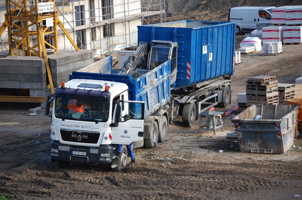 MAN TGS 26.440 Selbstlader mit Kesla 2010T Aufsitzkran mit eigener Krankabine der Fa. BVE mit H�nger f�r Abrollcontainer am 23.07.12 Berlin-Pankow.