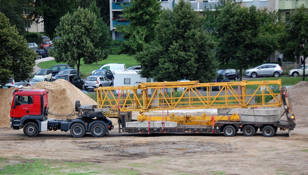MAN TGS 26.480 Zugmaschine mit Ladebr�ckenauflieger mit Hochkranelementen und Ballastgewichten beladen, 12.07.12 Berlin-Pankow. 