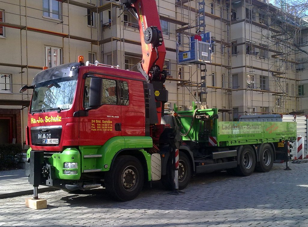 MAN TGS 35.440 mit gewaltigem Ladekranaufsatz bei Dachdeckarbeiten, ein Fahrezeug der Fa. Ha.-Jo. Schulz am 28.03.12 Berlin-Pankow.