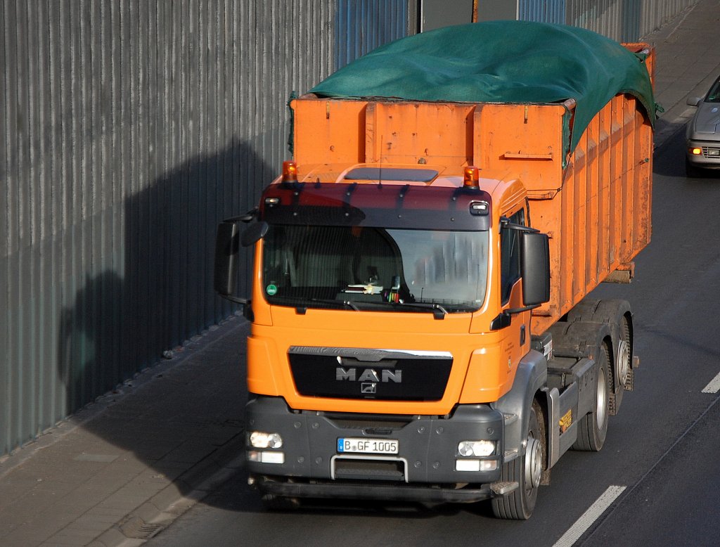 MAN TGS Abrollkipper der Berliner Stra�enverwaltung, 18.01.12 Berliner Stadtautobahn H�he Kaiserdamm.