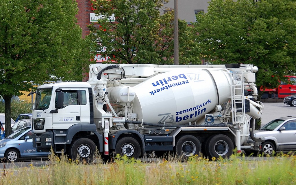 MAN TGS Betonmischfahrzeug nit integrieter Betonpumpe vom Zementwerk Berlin, diese Art Fahrzeug ist in Berlin nachwievor eher selten mal zu sichten, 08.08.13 Berlin-Springpfuhl.