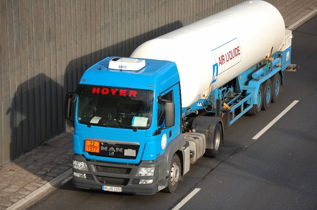 MAN TGS mit Druckgasauflieger der Fa. HOYER f�r AIR LIQUIDE lt Gefahrstofftafel f�r tiefgek�hltes fl�ssiges Stickstoff, 31.01.13 Berliner Stadtautobahn H�he Kaiserdamm.