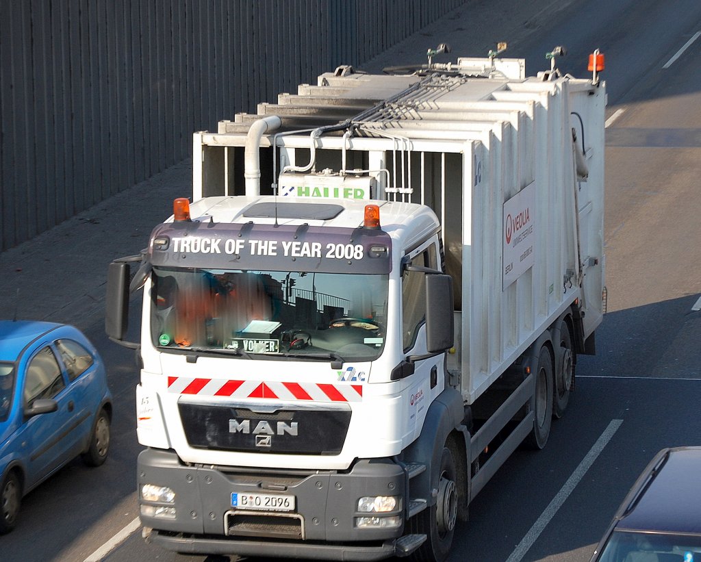 MAN TGS M�llentsorgungsfahrzeug mit HALLER M�llpresse der Fa. VEOLIA Umweltservice am 10.03.10 Berliner Stadtautobahn H�he Kaiserdamm.