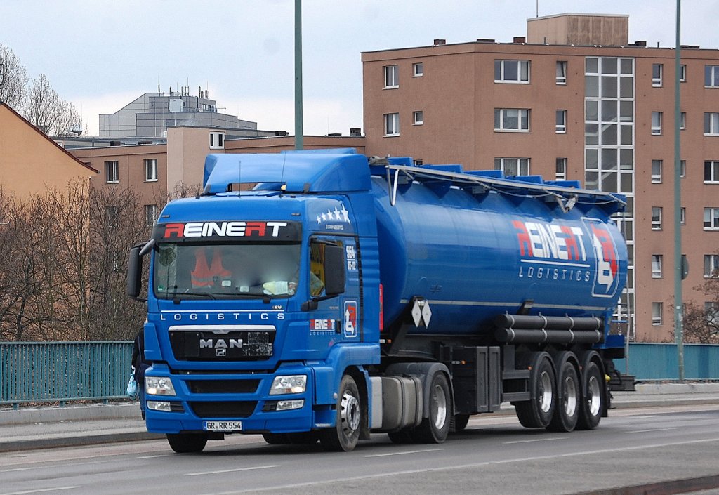 MAN TGS Sattelzug mit Tankauflieger der Sped. REINERT, 04.04.13 Berlin-Putlitzbr�cke.
