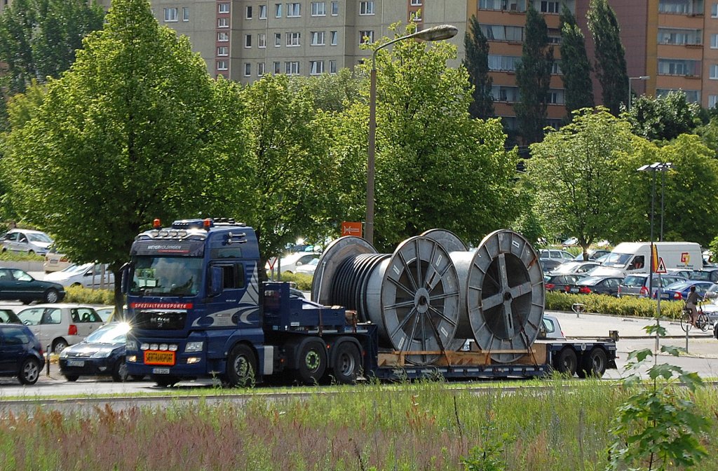 MAN TGS Schwerlastmaschine mit Ladebr�cke mit zwei gro�en Kabelrollen beladen, 09.07.12 Berlin-Springpfuhl.