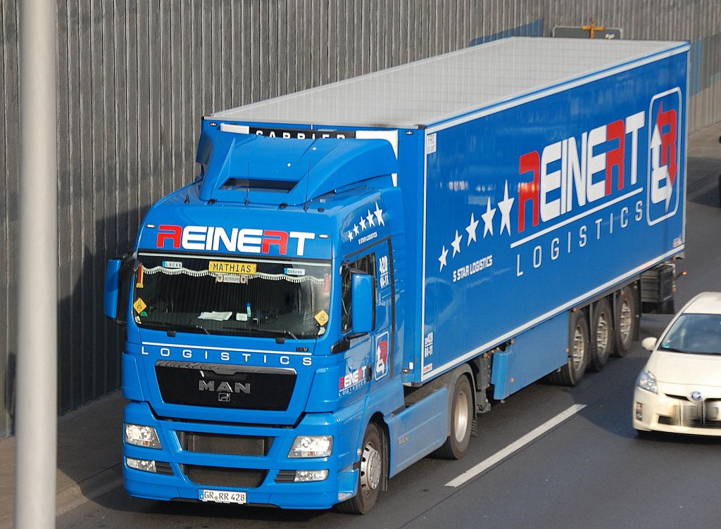 MAN TGS Zugmaschine mit Auflieger der Fa. REINERT LOGISTICS, 04.11.11 Berliner Stadtautobahn H�he Kaiserdamm.