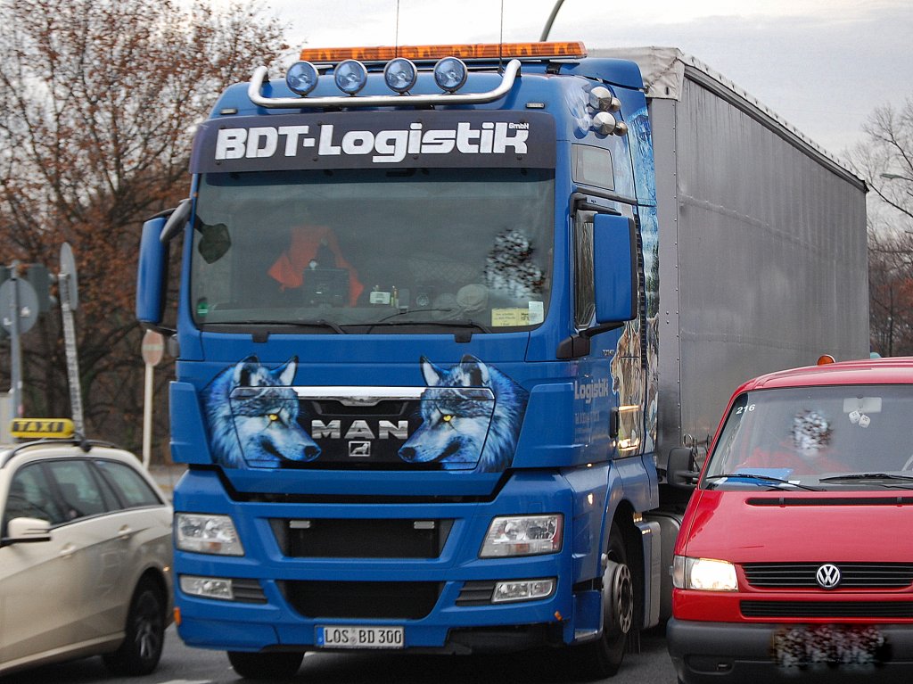 MAN TGS Zugmaschine in typisch auff�lliger Optik der Sped. BDT-Logistik mit Auflieger, 27.11.12 Berlin-Beusselbr�cke.