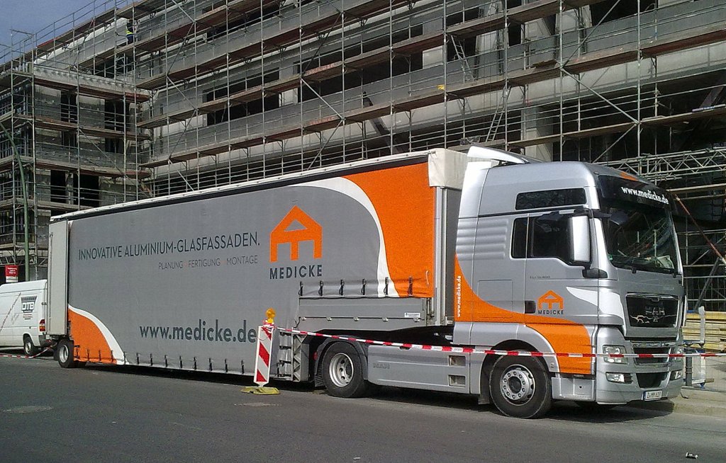 MAN TGX 18.400 mit gro�volumigen Auflieger f�r Aluminiumfassadenteile der Fa.MEDICKE, April 2012 Berlin-Pankow.