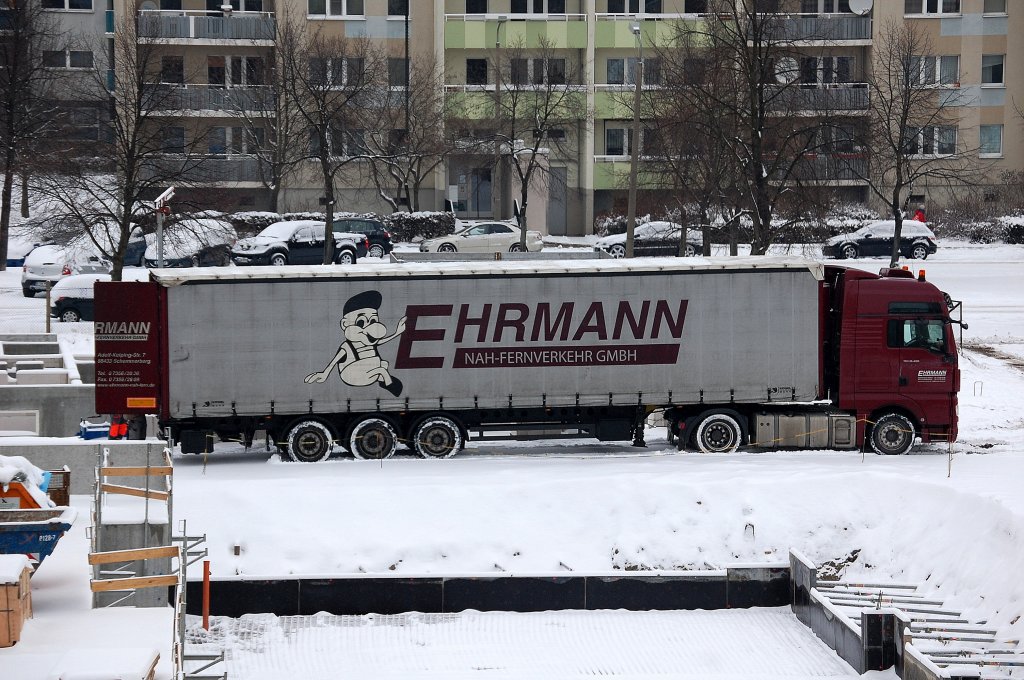 MAN TGX 18.480 Zugmaschine mit Auflieger der Sped. EHRMANN liefert Betonfertigteile auf einer Baustelle ab, 11.03.13 Berlin-Pankow.