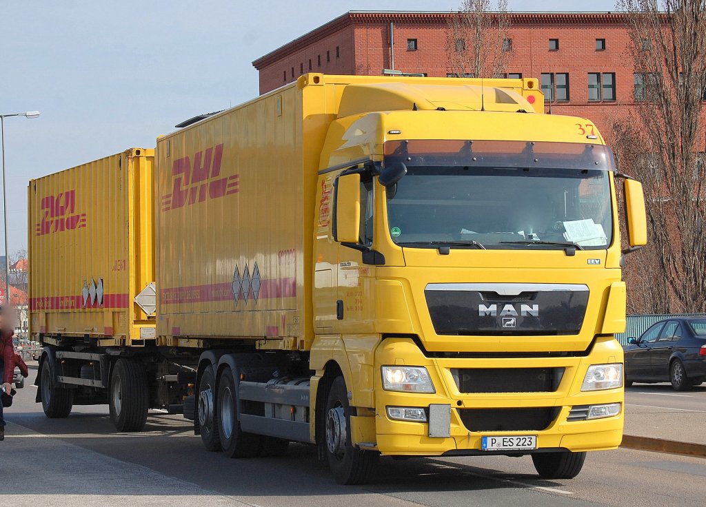MAN TGX 25.400H�ngerzug der DHL, 17.04.13 Berlin-Putlitzbr�cke.