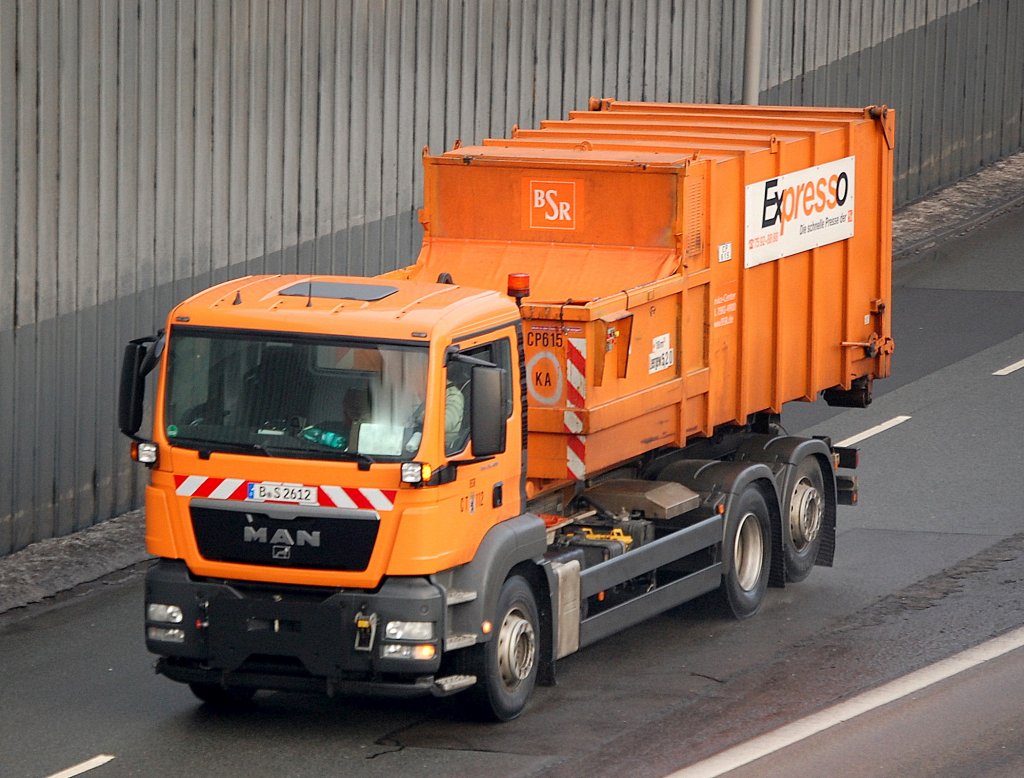 MAN TGX Abrollkipper der BSR am 05.02.10 Berliner Stadtautobahn H�he Kaiserdamm.