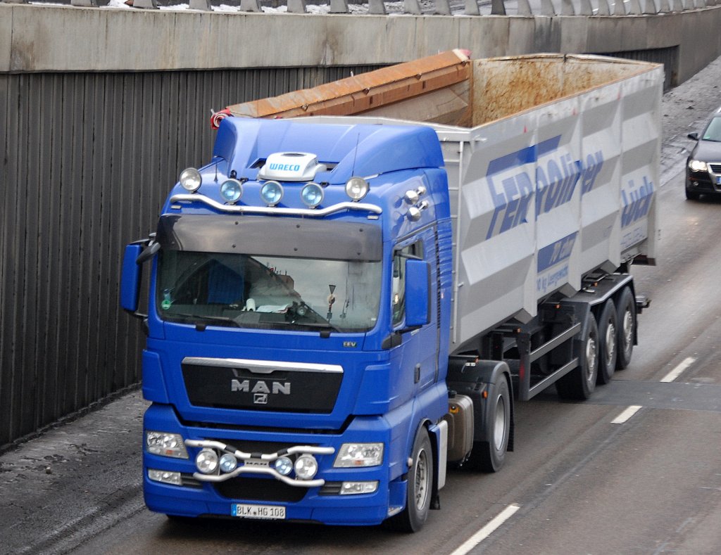 MAN TGX Zugmaschine mit gro�volumigen FERROliner L�ck Kippauflieger, 01.02.10 Berliner Stadtautobahn H�he Knobelsdorffbr�cke.
