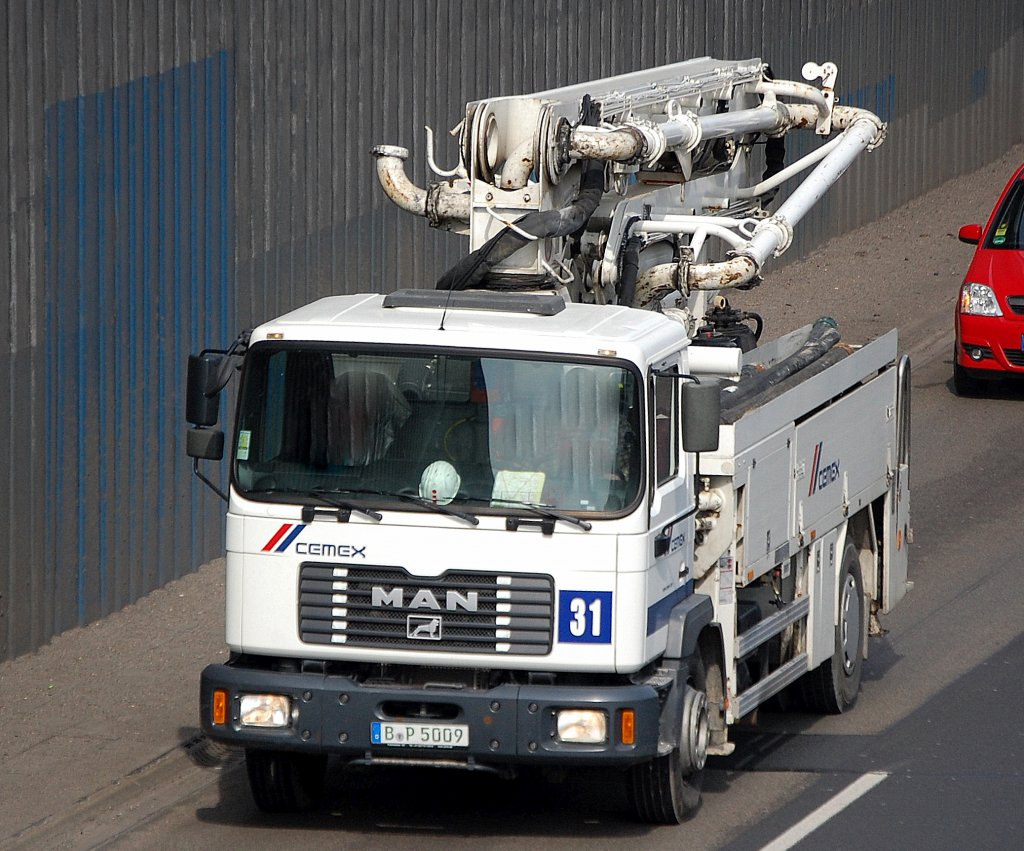 MAN Typ? mit Betonlift + Betonpumpe der Fa. CEMEX, 24.03.10 Berliner Stadtautobahn H�he Knobelsdorffstr.