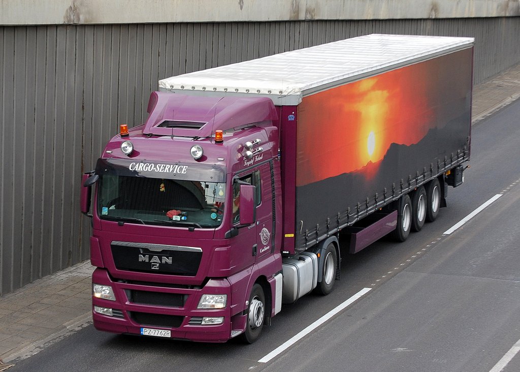 MAN Zugmaschine aus Polen mit einem Auflieger wie aus einem Bilderbandbuch, toller Anblick, 08.09.10 Berliner Stadtautobahn H�he Knobelsdorffstr.