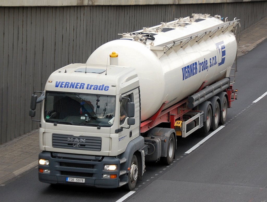 MAN Zugmaschine mit Siloauflieger der auf diese Transporte spezialisierten tschechischen Fa. VERNER trade, 21.09.10 Berliner Stadtautobahn H�he Knobelsdorffstr. 