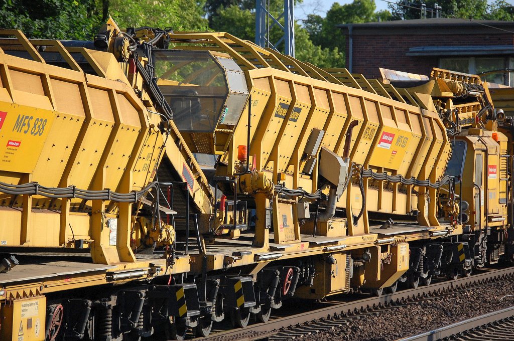 Materialf�rder- und Siloeinheit vom Typ MFS 100 von P&T der DB Bahnbau Gruppe (MFS 833) in einem Gleisbaumaschinenzug am 06.06.13 Berlin-Karow.