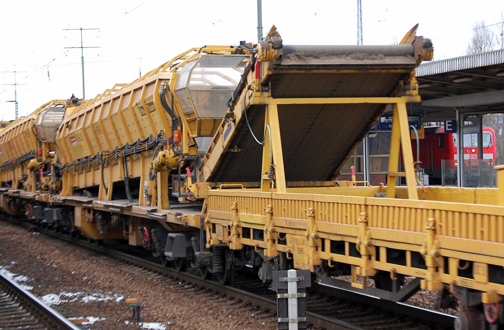 Materialf�rdereinheit Typ MFS 100 (MFS 102 u.a.) von P&T der DB Bahnbaugruppe am 15.02.12 in einem Bauzug 15.02.12 Bhf. Flughafen Berlin-Sch�nefeld.