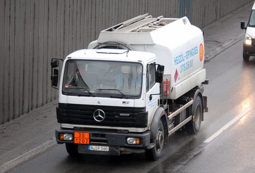 MB 1820 Tanklaster der Fa. HEIZOEL-SPINGIES f�r lt. Gefahrstofftafel (30/1202) Dieselkraftstoff, 25.01.11 Berliner Stadtautobahn H�he Knobelsdorffbr�cke.