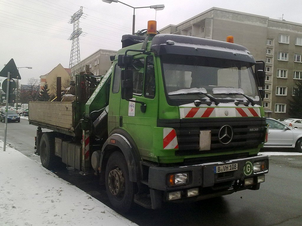 MB 1838 Selbstlader/Kipper mit Bauteilen-/maschinen beladen, 23.02.13 Berlin-Pankow.