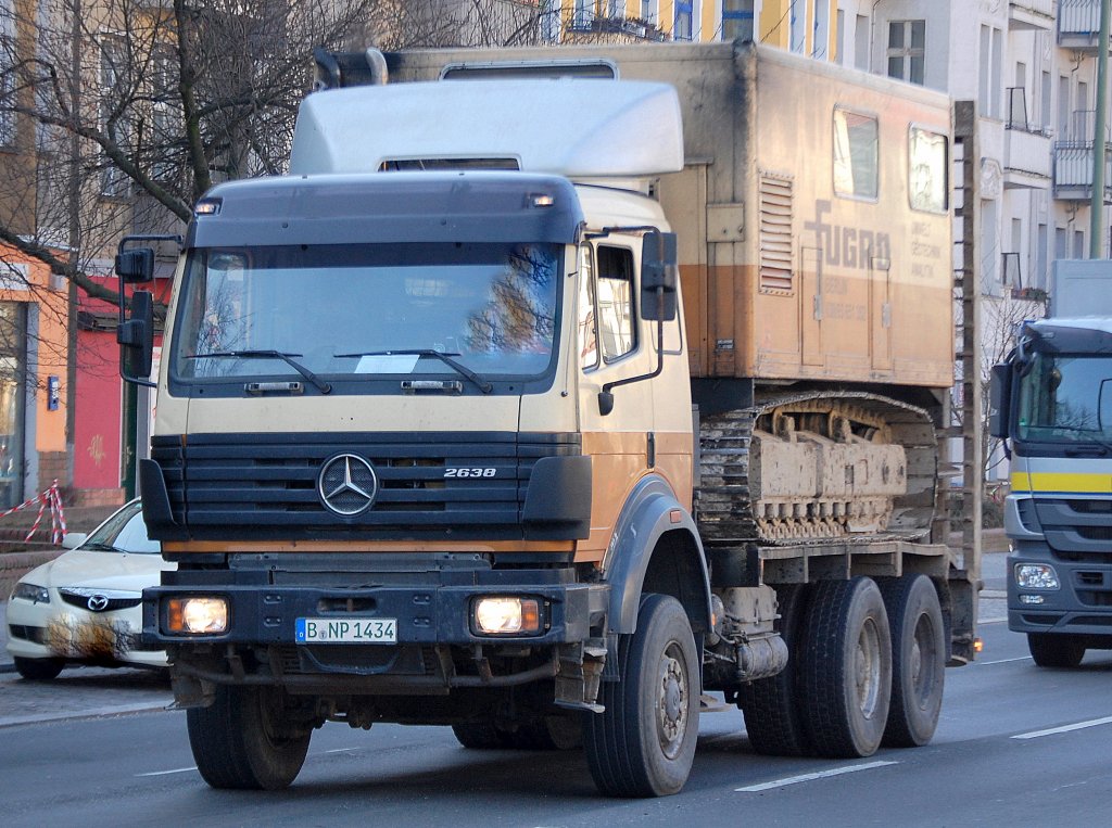 MB 2638 Spezialtrage-LKW der Fa. fugro Berlin f�r UMWELT GEOTECHNIK ANALYTIK beladen mit einer Spezial-Raupenmaschine, 22.02.11 Berlin Bornholmer Str.