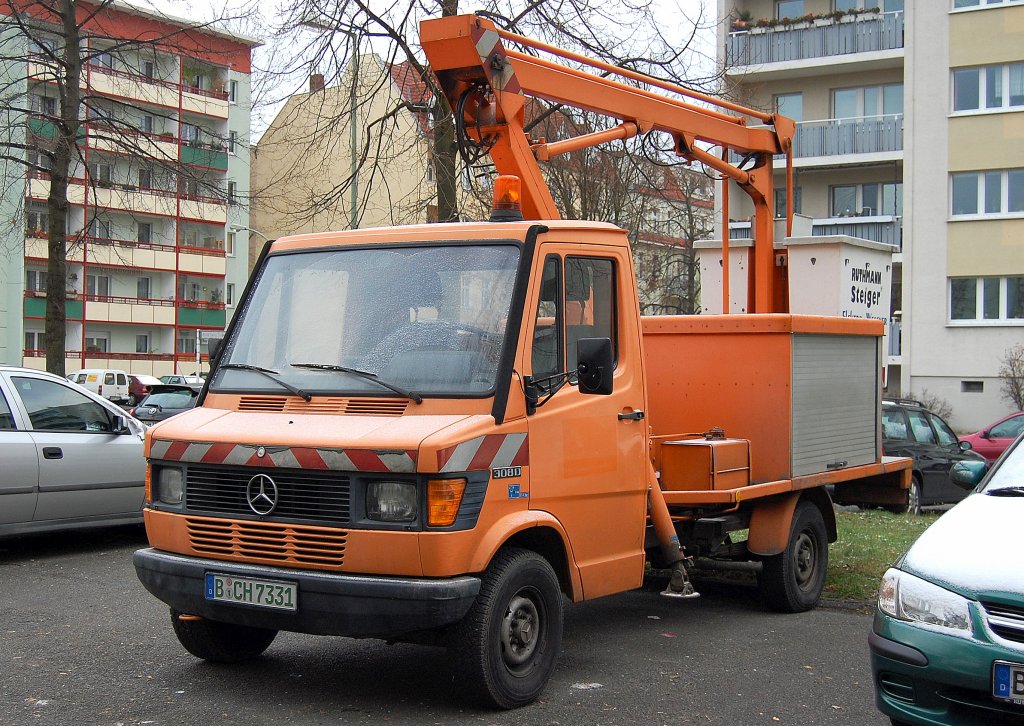 MB 308D mit RUTHMANN STEIGER Arbeitsb�hne einer privaten Elektofirma, 27.11.10 Berlin-Pankow.