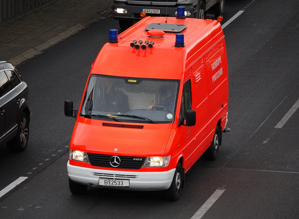MB 312D Transporter der Berliner Feuerwehr  FACHGRUPPE PYROTECHNIK , 21.09.10 Berliner Stadtautobahn H�he Knobelsdorffstr.