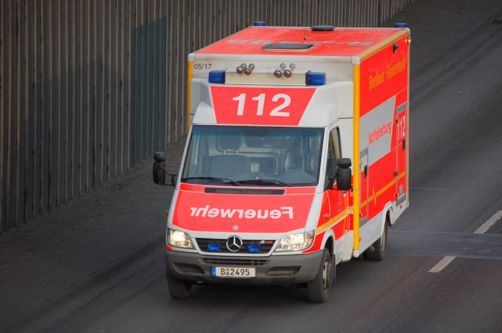 MB 3CDI Kastenmodul RTW der Berliner Feuerwehr, 06.02.09 Berliner Stadtautobahn H�he Berlin Knobelsdorffstr.