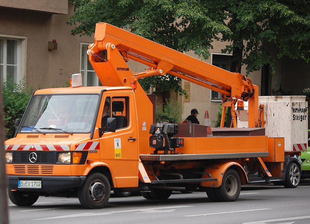 MB 408D Transporter mit RUTHMANN STEIGER Hebeb�hne der Berliner Verkehrsbetriebe (BVG), 17.05.11 Berlin-Pankow.  