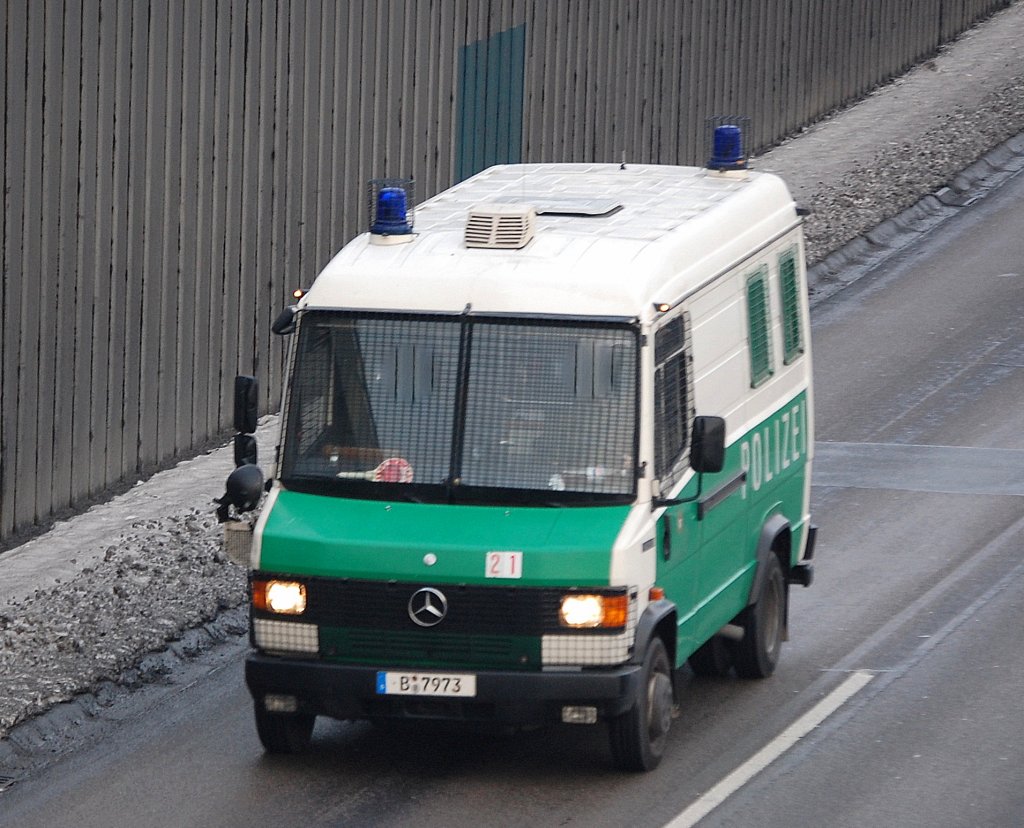 MB 611 DE Gruppenkraftwagen der Berliner Bereitschaftspolizei, im Volksmund auch Wanne genannt, 08.01.10 Berliner Stadtautobahn H�he Knobelsdorffstr. 