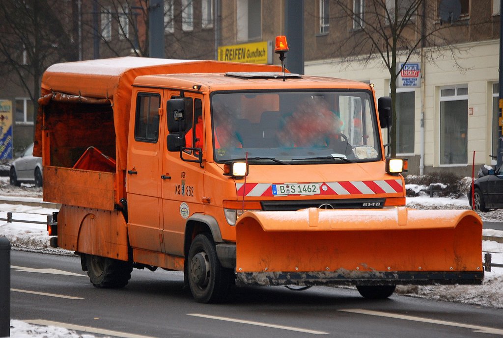 MB 614 D der Berliner Stadtreinigung BSR (KS 362) mit R�umschild im Schneer�umdienst am 21.01.10 Berlin-Pankow. 