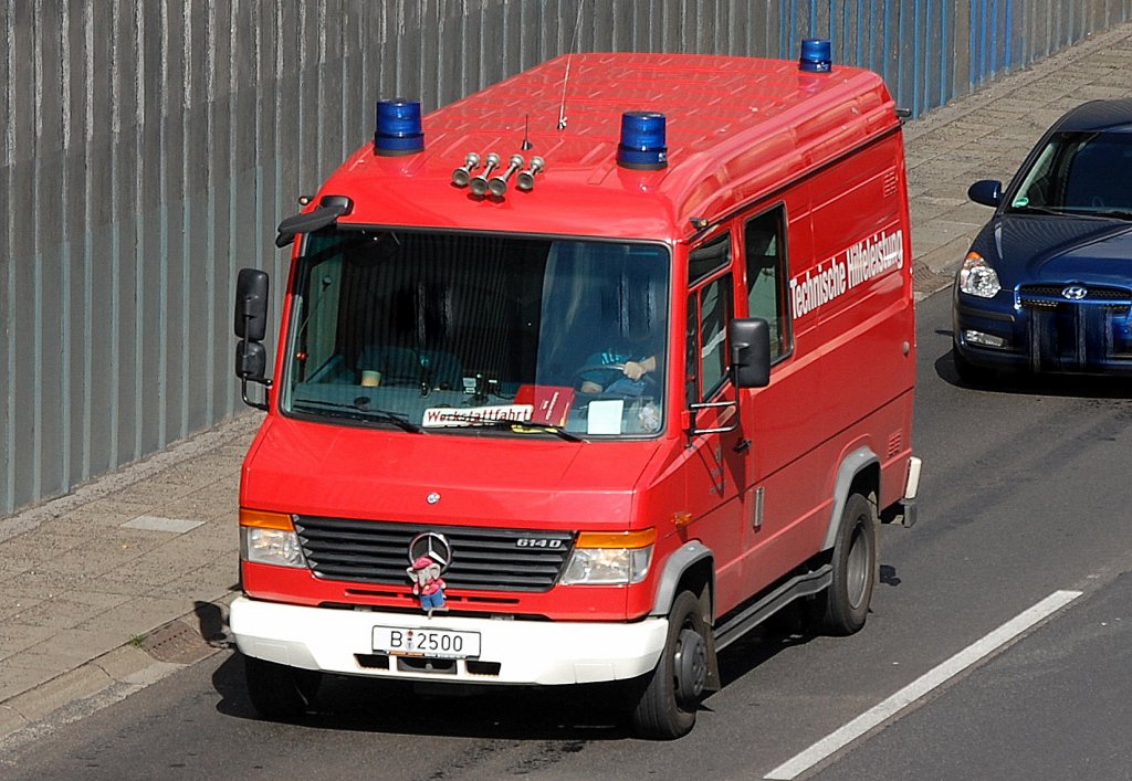 MB 614 D Transporter mit der Aufschrift Technische Hilfsleistung der Berliner Feuerwehr auf Werkstattfahrt (Benjamin an der Front), 16.09.10 Berliner Stadtautobahn H�he Kaiserdamm.