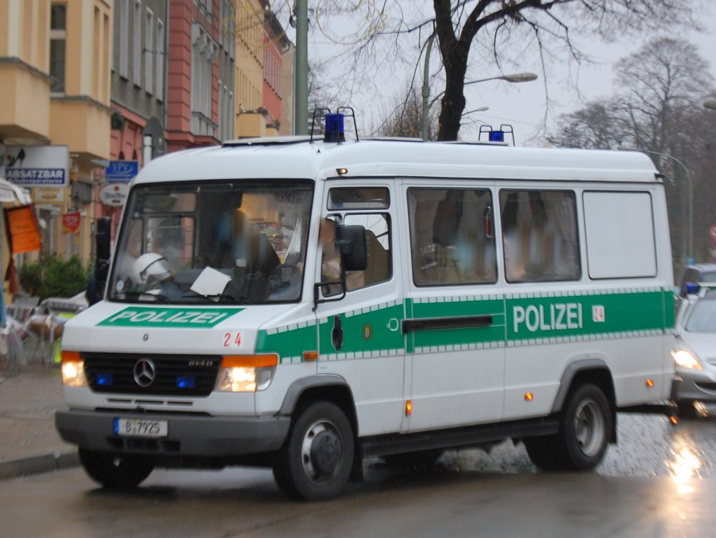 MB 814 D Gruppenkraftwagen der Berliner Bereitschaftspolizei, 15.11.08 Berlin-Pankow.