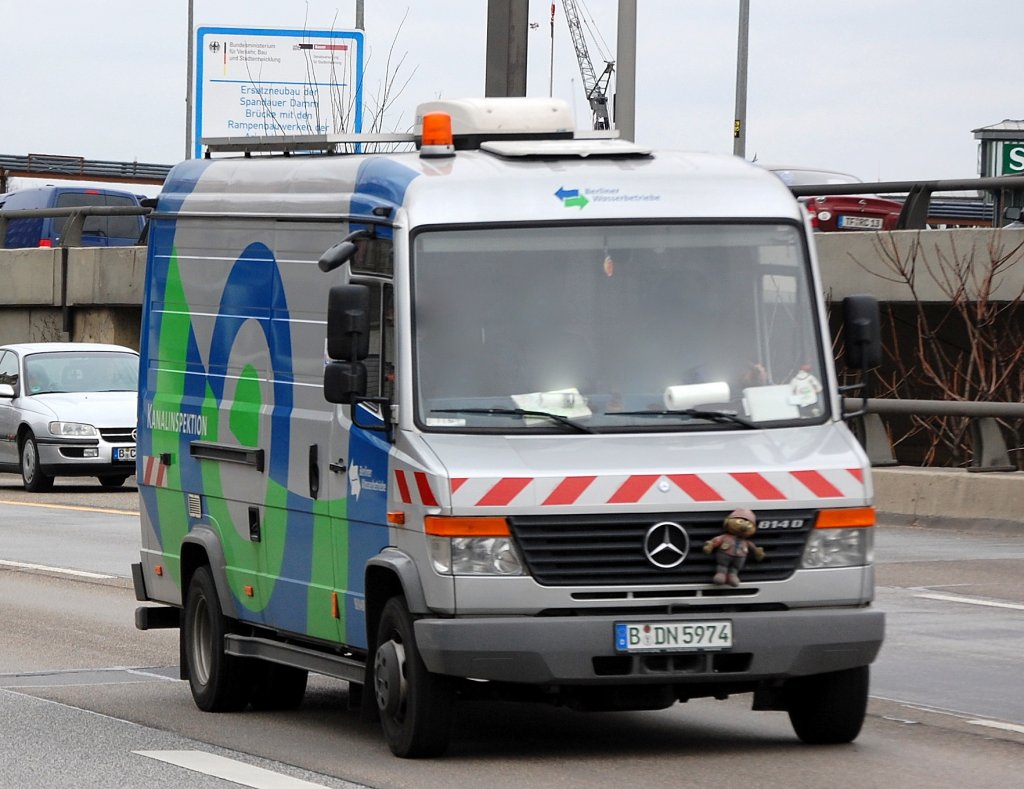 MB 814D Transporter der Berliner Wasserbetriebe zur Kanalinspektion, 12.03.09 Berliner Stadtautobahn H�he Spandauer Damm Br�cke.