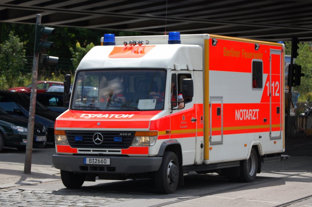 MB 815 D mit Modulkastenaufsatz, ein NAW der Berliner Feuerwehr, aus Kostengr�nden wurden diese Fahrzeuge weitgehend in Berlin inzwischen ausrangiert und anstelle dieser Fahrzeuge werden nun die Notarzteinsatzfahrzeuge (NEF) eingesetzt, 18.06.08 Berlin-Pankow. 