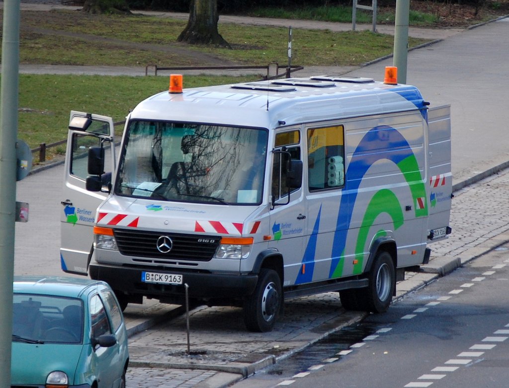 MB 816 D Transporter der Berliner Wasserbetriebe, 20.03.09 Berlin Greifswalder Str.