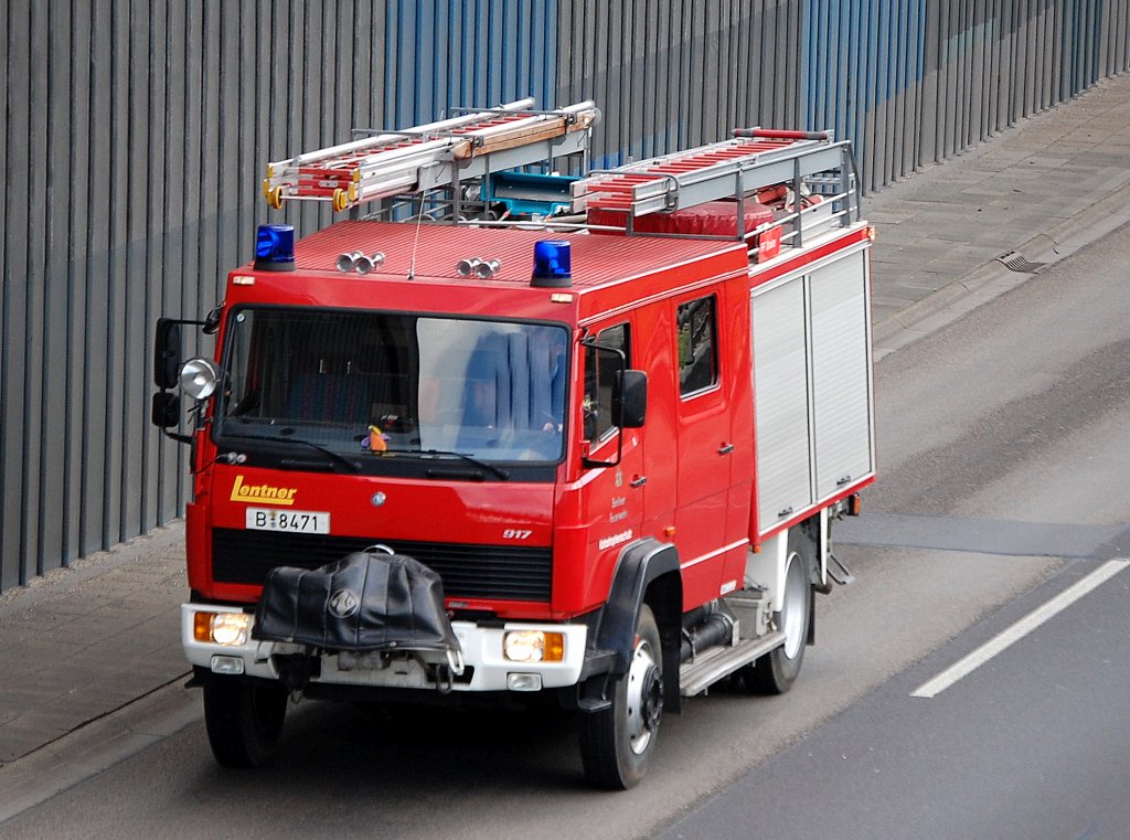 MB 917 LF 16 Z-TS, L�schgruppenfahrzeug am 08.06.09 Berliner Stadtautobahn H�he Knobelsdorffstr.
