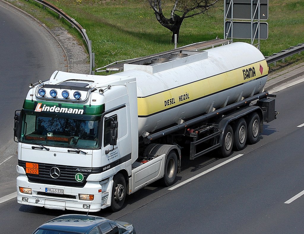 MB ACTORS 1840 der Fa. Lindemann mit Tankauflieger der Fa. BAMA f�r Dieselkraftstofftransporte, 04.05.11 Berliner Stadtautobahn H�he ICC.