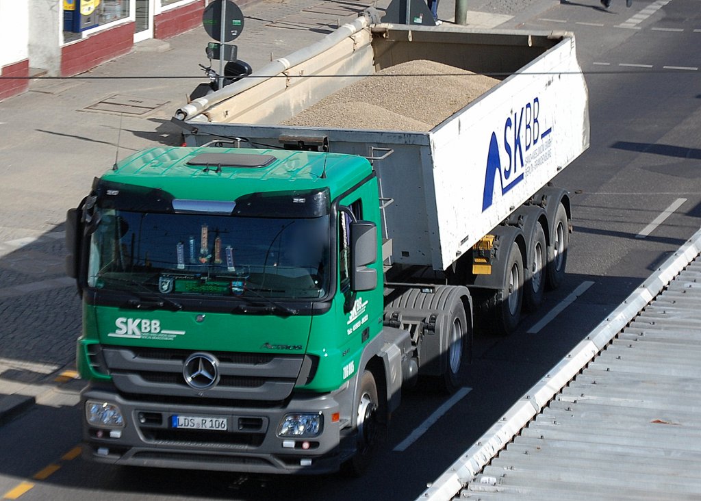 MB ACTROS 18?? Sattelkipper auf dem Weg zum Zementwerk Berlin Greifswalder Str., 26.03.12 