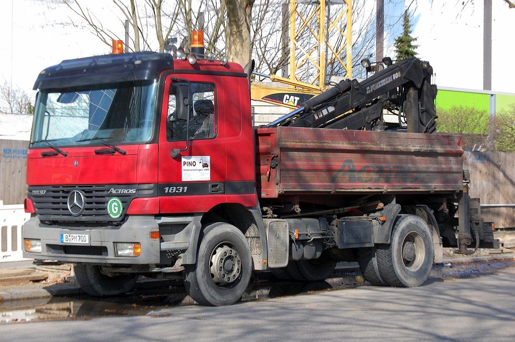 MB ACTROS 1831 Kippeer mit Hydraulikgreifarm als Aufsatz der Fa. PINO G�terverkehrsges.mbH, 28.03.10 Berlin-Pankow.   