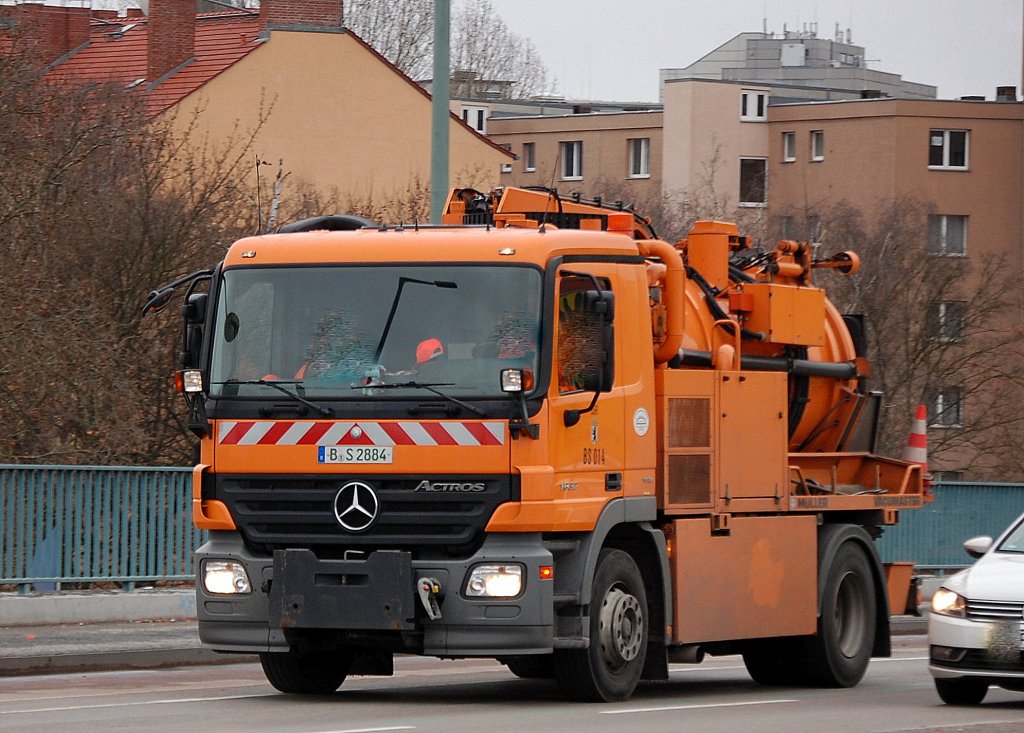 MB ACTROS 1832 Abwasserreinigungfahrzeug der Berliner Stadtreinigung mit M�ller VACUMASTER Aufsatz (BSR BS 014), 04.01.13 Berlin Putlitzbr�cke. 