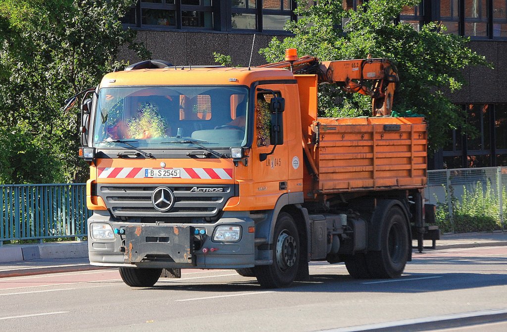 MB ACTROS 1832 Kipper mit Hydraulikgreifarm der Berliner Stadtreinigungsbetriebe (BSR LK 045), 03.06.11 Berlin Putlitzbr�cke. 