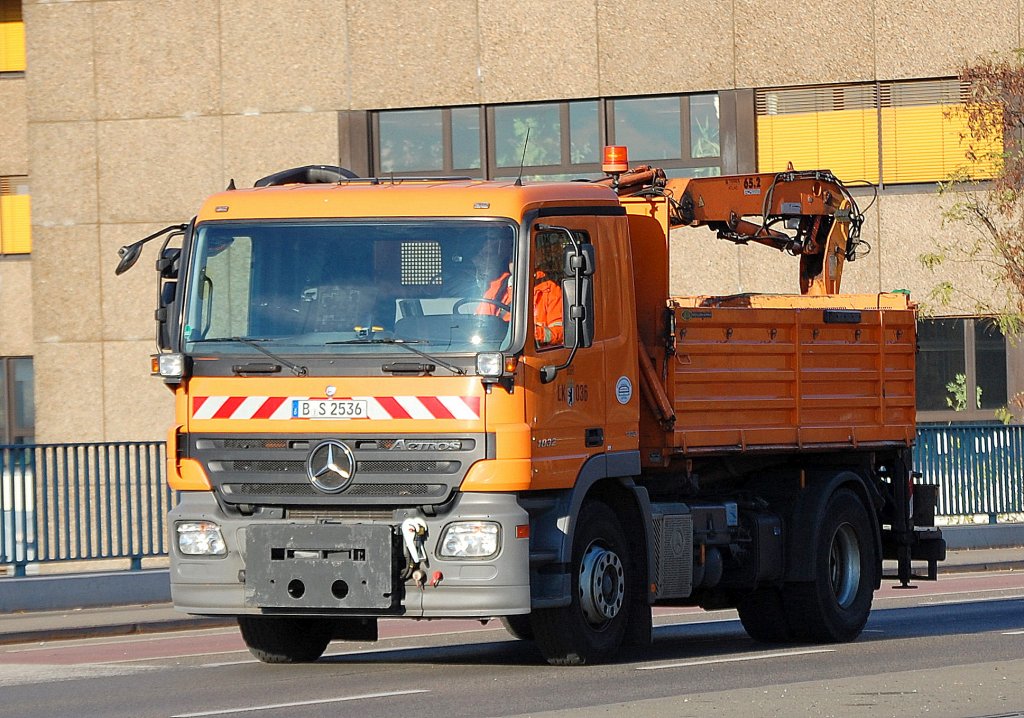 MB ACTROS 1832 Kipper mit Hydraulikaufsatz der Berliner Stadtreinigung (BSR LK 036), 25.11.11 Berlin Putlitzbr�cke.