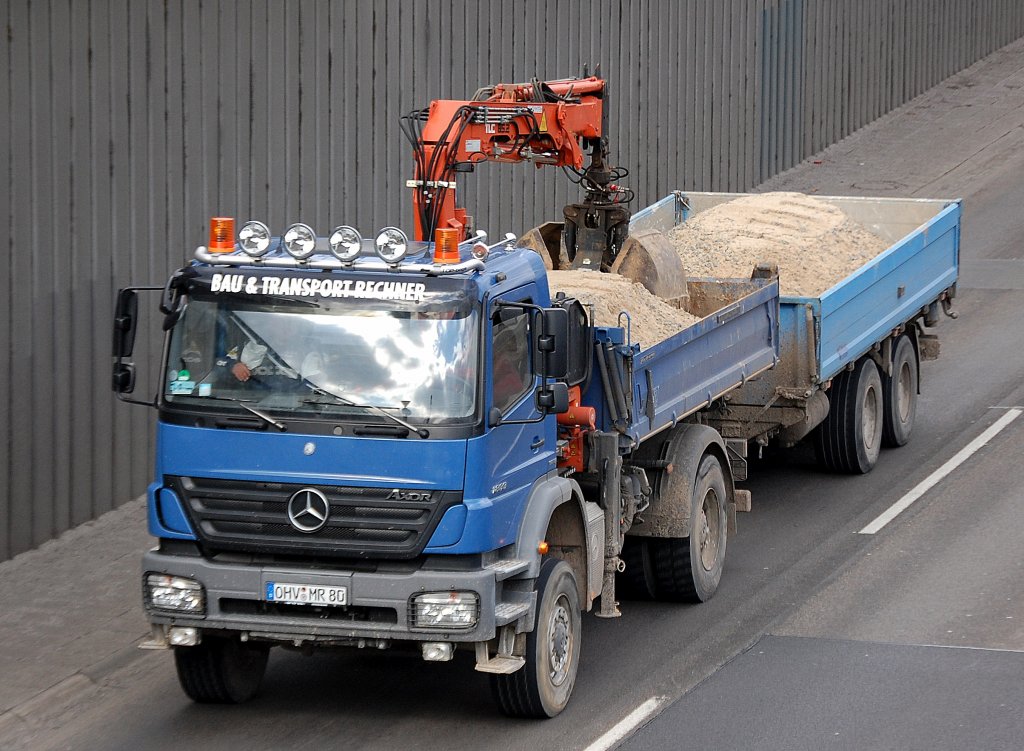 MB ACTROS 1833 mit Hydraulikgreifarm + H�nger der Fa. BAU & TRANSPORT RECHNER, 08.03.10 Berliner Stadtautobahn H�he Knobelsdorffbr�cke. 
